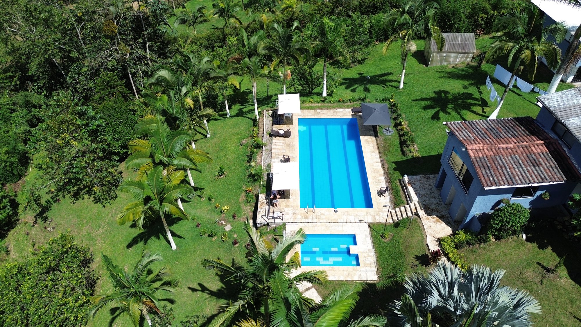 Vista aérea de las piscinas y jardines de Selva Cristal